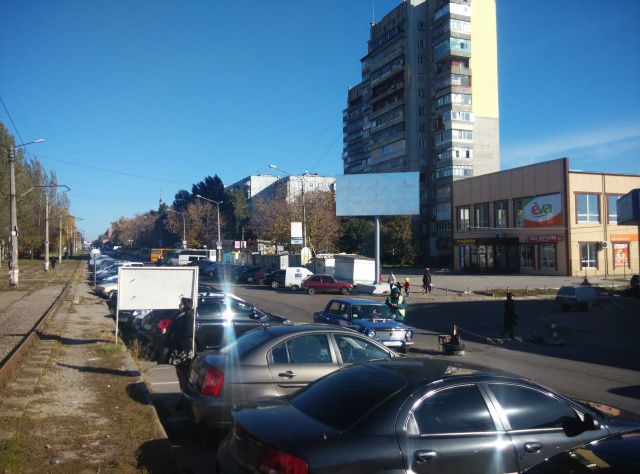 Щит 6x3,  Вул.8 березня (пр.Моторобудівників)— вул.Кругова, вход на рынок Анголенко, «Ева»